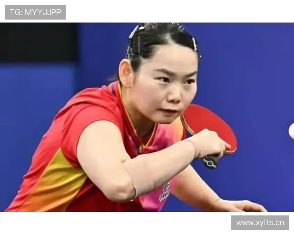 何卓佳比赛之间竟然拎着名牌包，比场上霸气好多了，这反差是真大